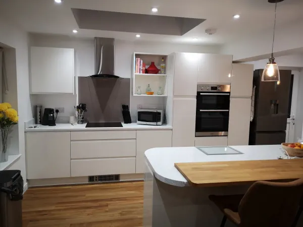 White gloss kitchen installation in Broxbourne